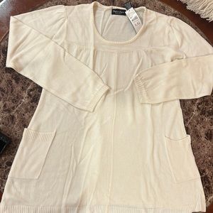 Ladies soft, warm top with two pockets